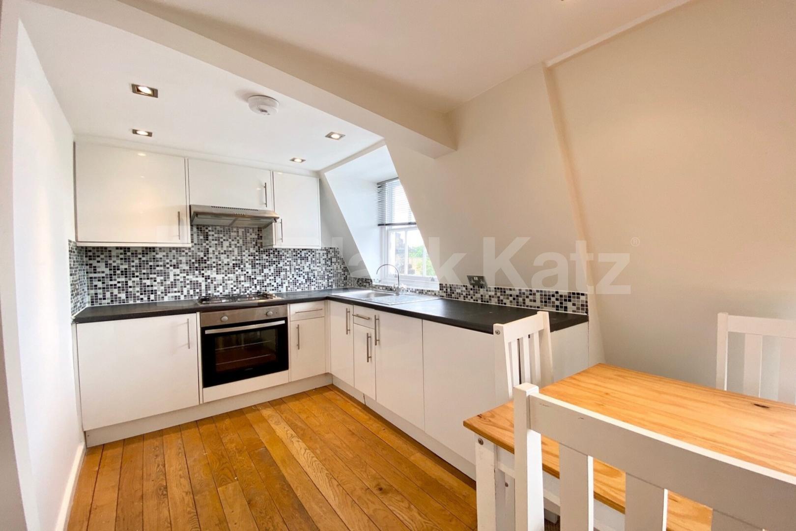 split level property with 2 bathrooms, terrace and large study/guest room Chapel Market, Angel